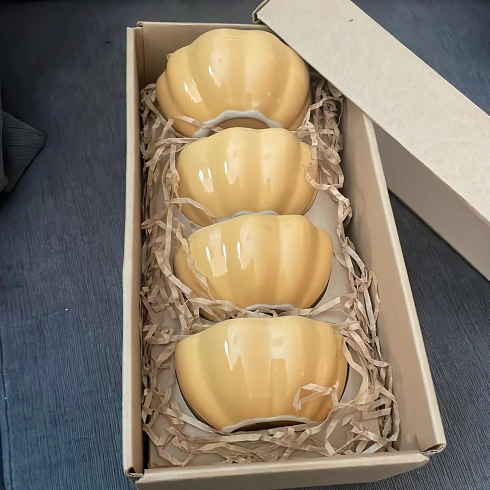 Williams Sonoma Dessert
Bowls (Set of 4)- Pumpkin /
Squash shape, Gold color
